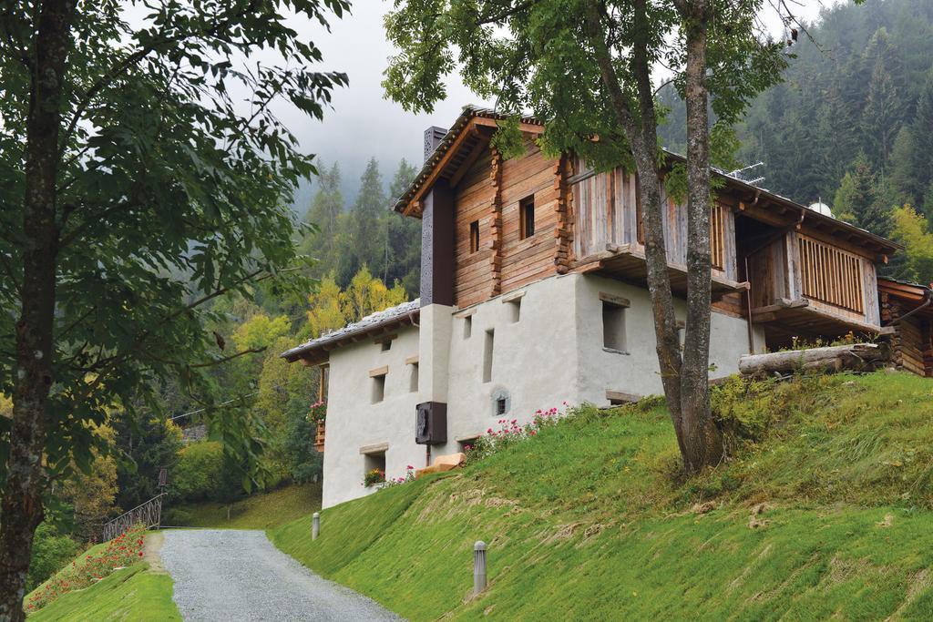 La Maison De Dolphe De Charme & Art Gallery Bed & Breakfast