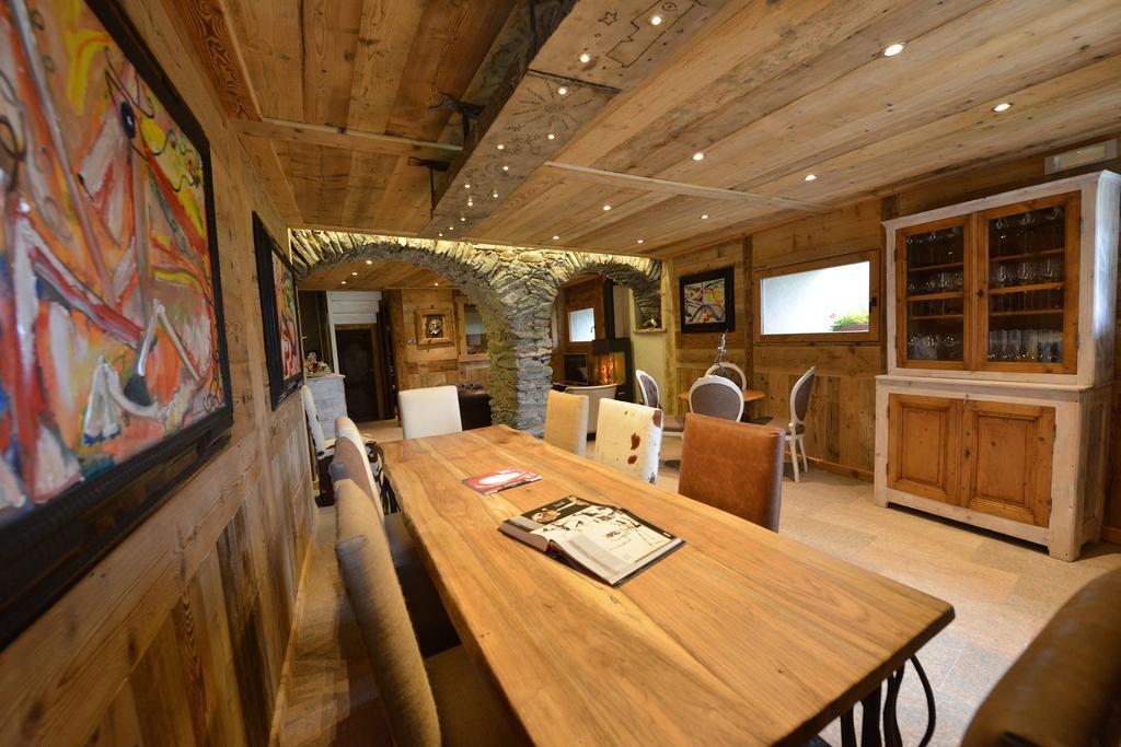 La Maison De Dolphe De Charme & Art Gallery Bed & Breakfast
